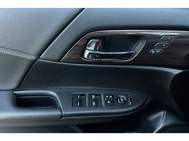 Honda Accord Vehicle Full-screen Gallery Image 11