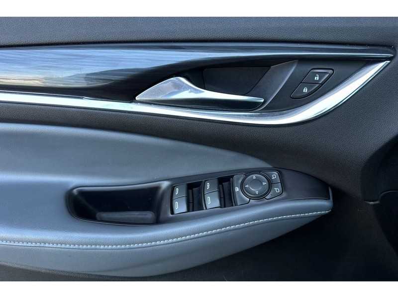 Buick Enclave Vehicle Full-screen Gallery Image 11