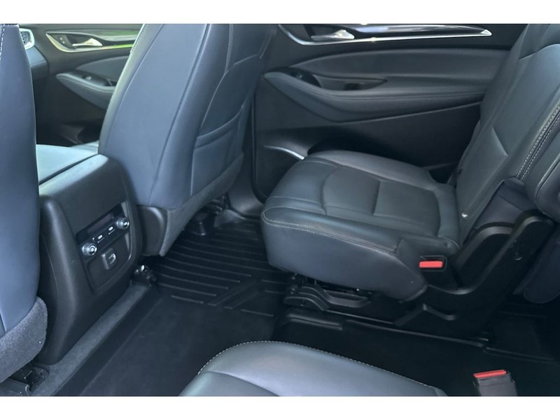 Buick Enclave Vehicle Full-screen Gallery Image 13