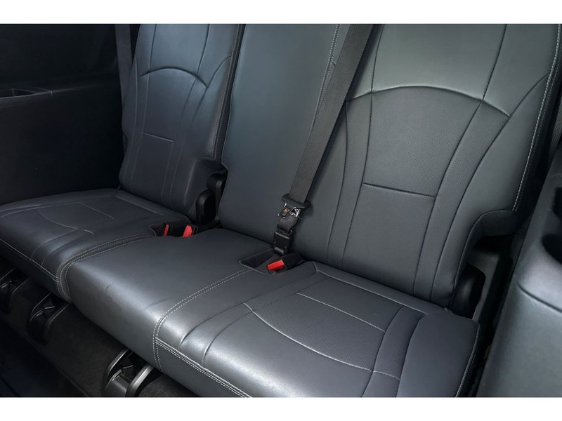 Buick Enclave Vehicle Full-screen Gallery Image 17