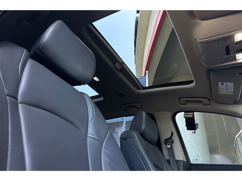 Buick Enclave Vehicle Full-screen Gallery Image 19