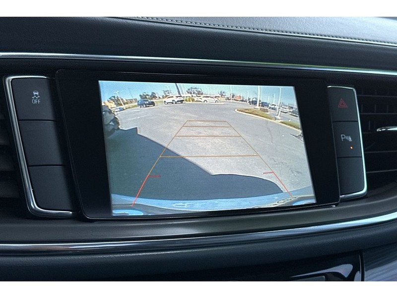Buick Enclave Vehicle Full-screen Gallery Image 22