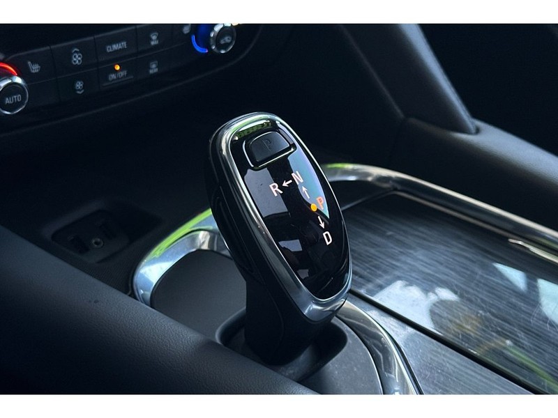 Buick Enclave Vehicle Full-screen Gallery Image 24