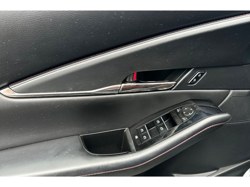 Mazda CX-30 Vehicle Full-screen Gallery Image 11