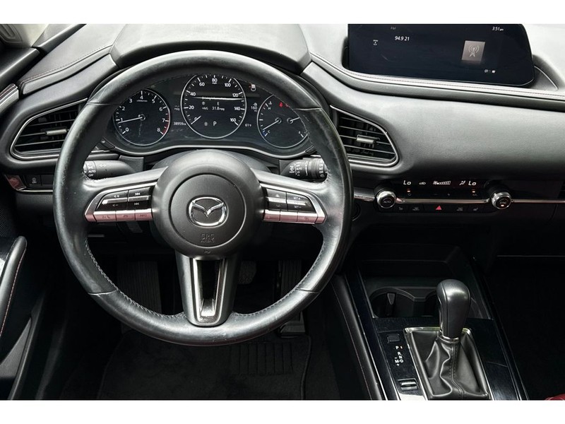 Mazda CX-30 Vehicle Full-screen Gallery Image 15
