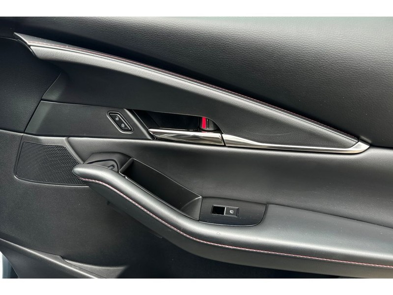 Mazda CX-30 Vehicle Full-screen Gallery Image 18