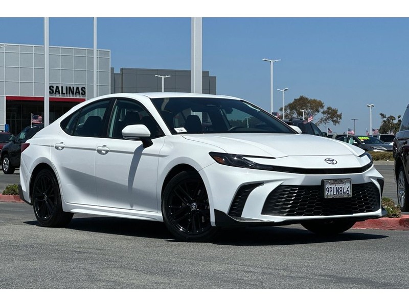 Toyota Camry Hybrid Vehicle Full-screen Gallery Image 02
