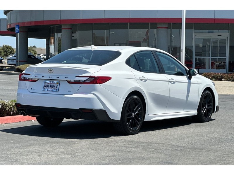 Toyota Camry Hybrid Vehicle Full-screen Gallery Image 04