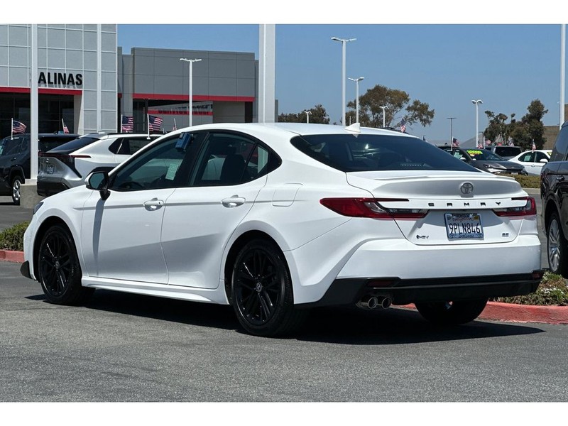 Toyota Camry Hybrid Vehicle Full-screen Gallery Image 06