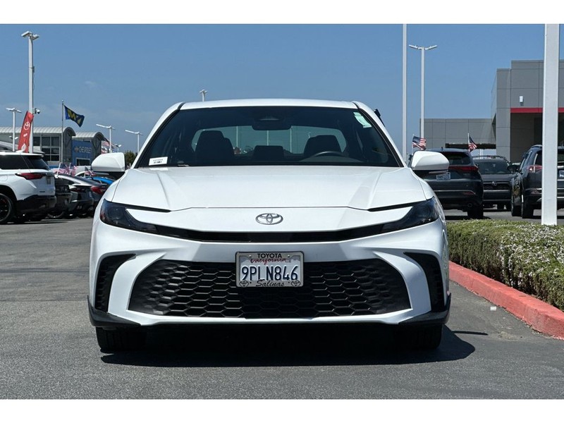 Toyota Camry Hybrid Vehicle Full-screen Gallery Image 09