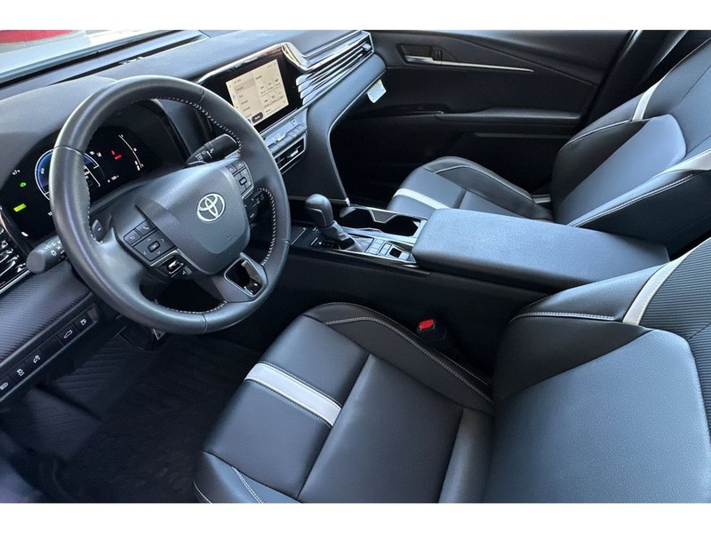 Toyota Camry Hybrid Vehicle Full-screen Gallery Image 10