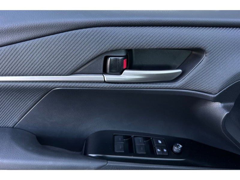 Toyota Camry Hybrid Vehicle Full-screen Gallery Image 11