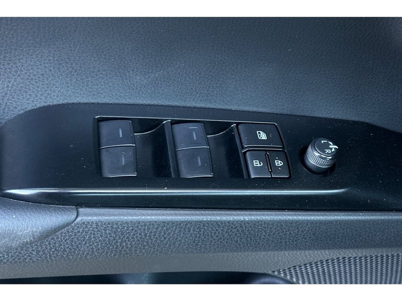 Toyota Camry Hybrid Vehicle Full-screen Gallery Image 12