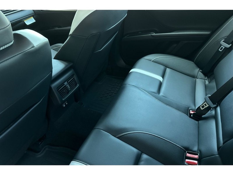 Toyota Camry Hybrid Vehicle Full-screen Gallery Image 13