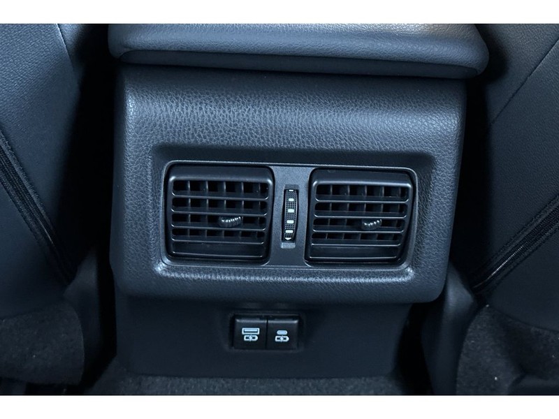 Toyota Camry Hybrid Vehicle Full-screen Gallery Image 14