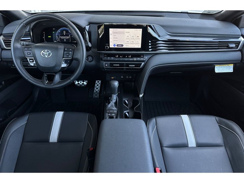 Toyota Camry Hybrid Vehicle Full-screen Gallery Image 15