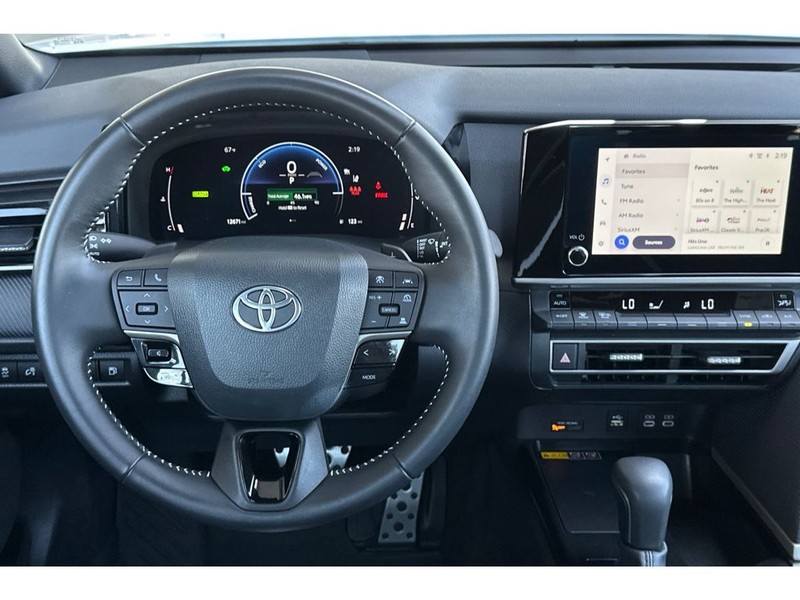 Toyota Camry Hybrid Vehicle Full-screen Gallery Image 16