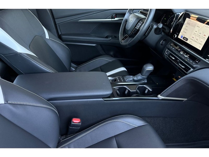 Toyota Camry Hybrid Vehicle Full-screen Gallery Image 17