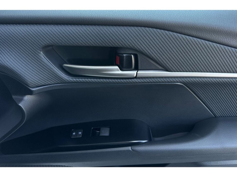 Toyota Camry Hybrid Vehicle Full-screen Gallery Image 19