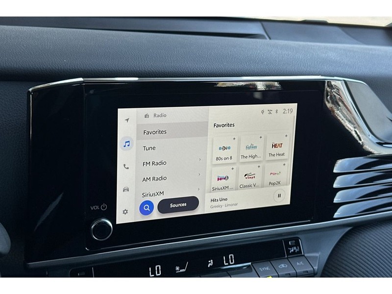 Toyota Camry Hybrid Vehicle Full-screen Gallery Image 20