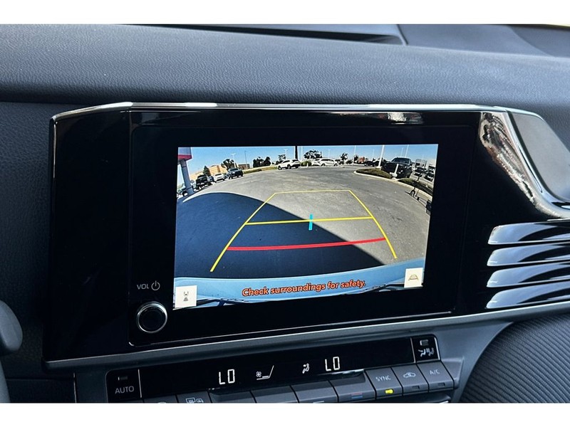 Toyota Camry Hybrid Vehicle Full-screen Gallery Image 21