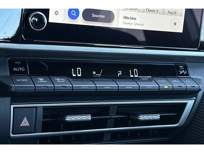 Toyota Camry Hybrid Vehicle Full-screen Gallery Image 22