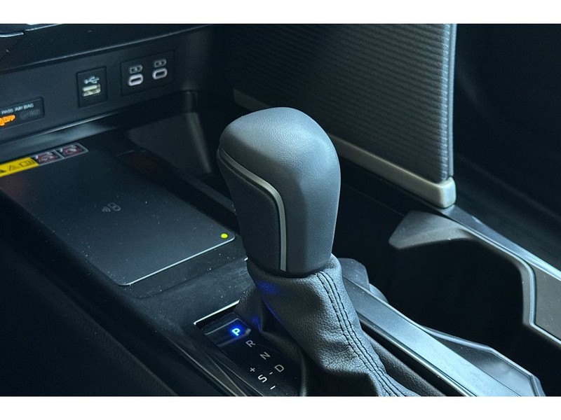 Toyota Camry Hybrid Vehicle Full-screen Gallery Image 23