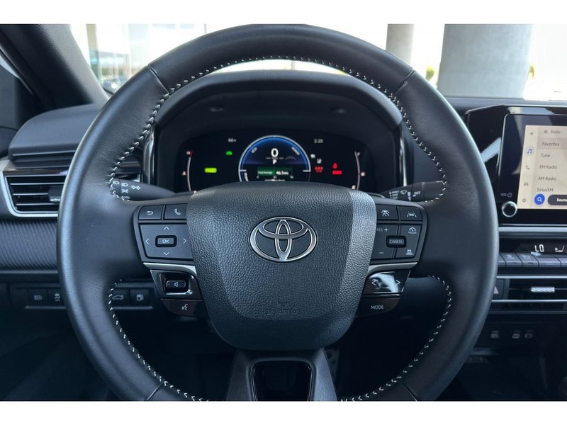 Toyota Camry Hybrid Vehicle Full-screen Gallery Image 25