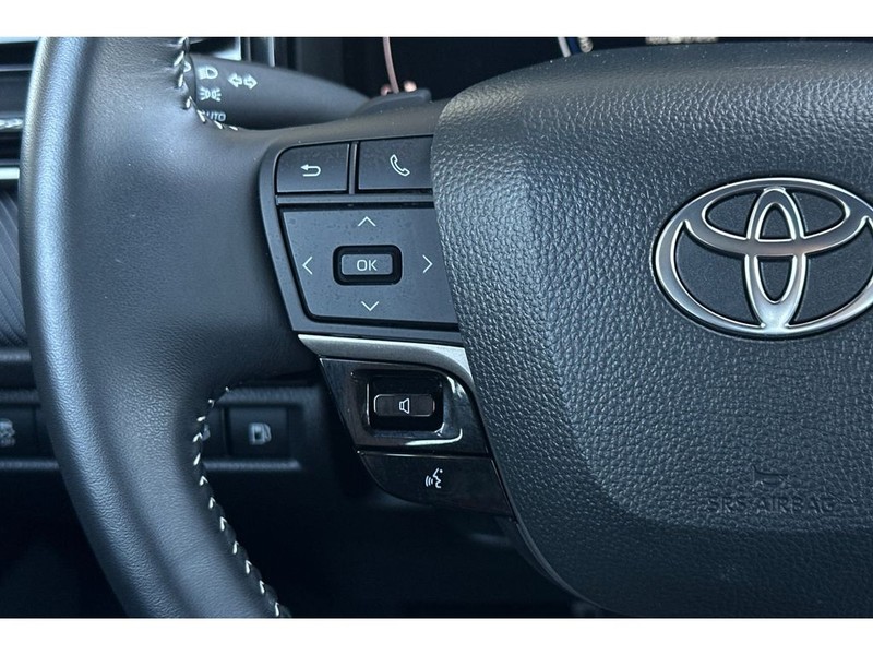 Toyota Camry Hybrid Vehicle Full-screen Gallery Image 26