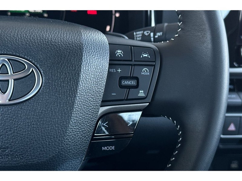 Toyota Camry Hybrid Vehicle Full-screen Gallery Image 27