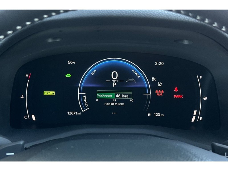 Toyota Camry Hybrid Vehicle Full-screen Gallery Image 28