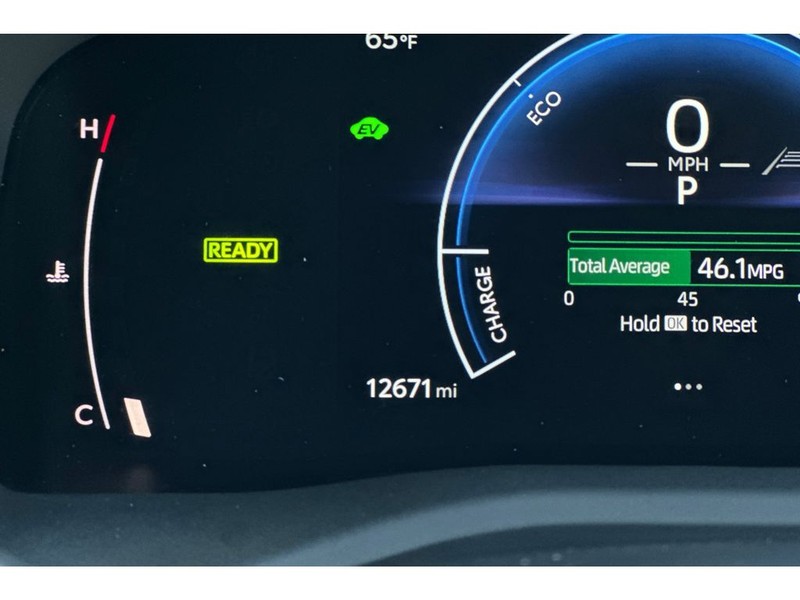 Toyota Camry Hybrid Vehicle Full-screen Gallery Image 29