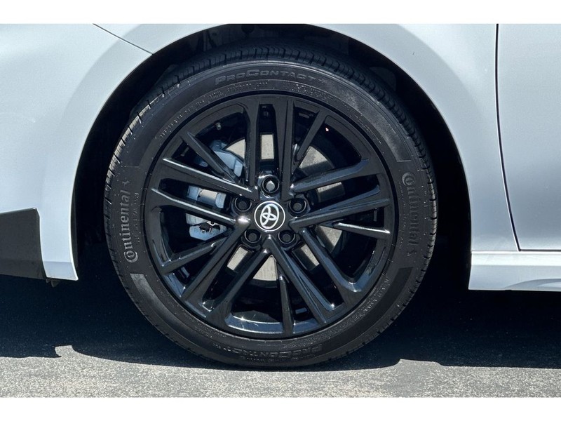 Toyota Camry Hybrid Vehicle Full-screen Gallery Image 31