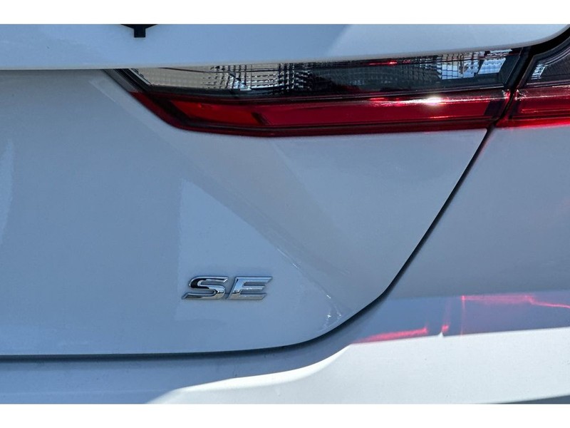 Toyota Camry Hybrid Vehicle Full-screen Gallery Image 32