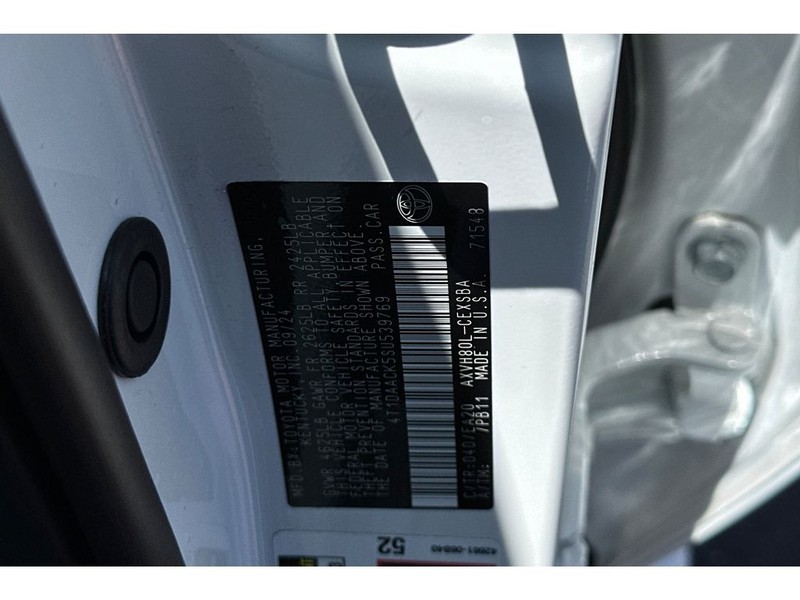 Toyota Camry Hybrid Vehicle Full-screen Gallery Image 33