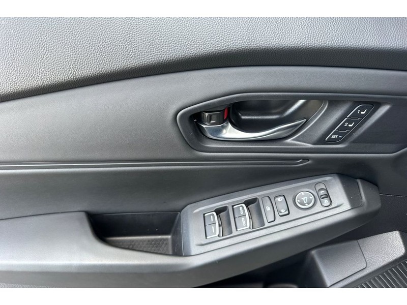 Honda Accord Hybrid Vehicle Full-screen Gallery Image 11