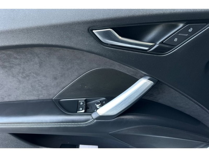 Audi TT Vehicle Full-screen Gallery Image 11