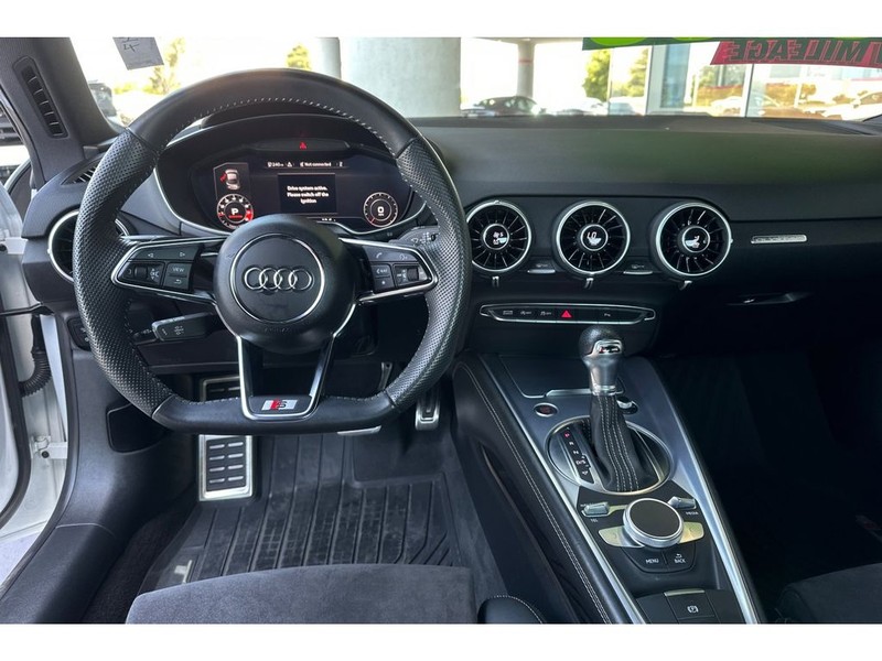 Audi TT Vehicle Full-screen Gallery Image 14