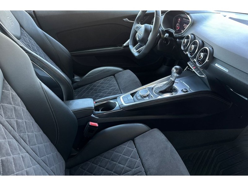 Audi TT Vehicle Full-screen Gallery Image 16