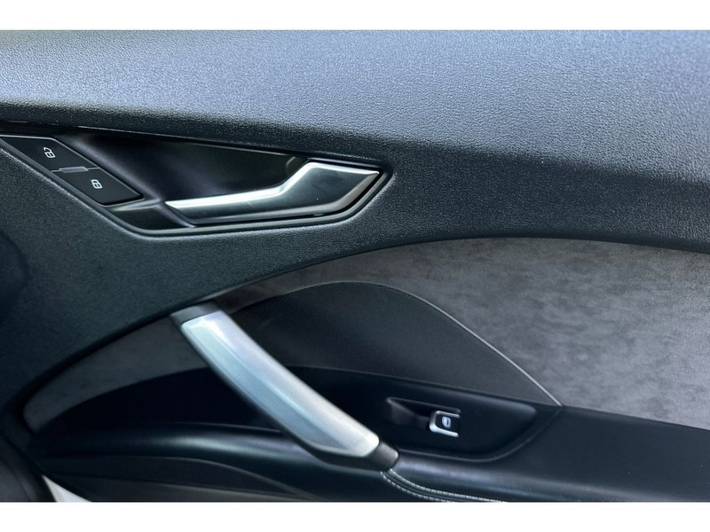 Audi TT Vehicle Full-screen Gallery Image 18