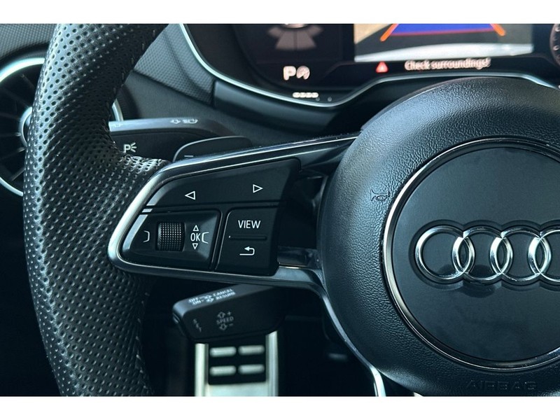 Audi TT Vehicle Full-screen Gallery Image 25