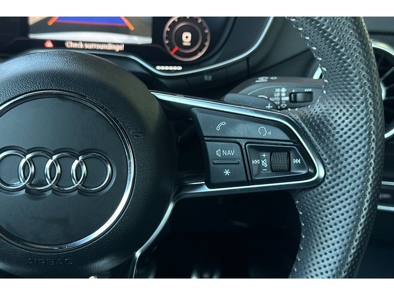 Audi TT Vehicle Full-screen Gallery Image 26