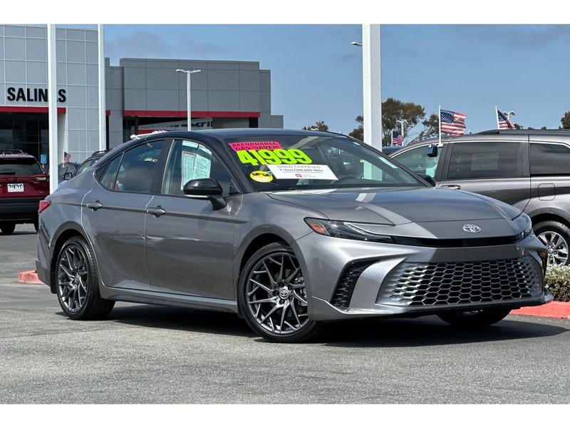 Toyota Camry Hybrid Vehicle Full-screen Gallery Image 02