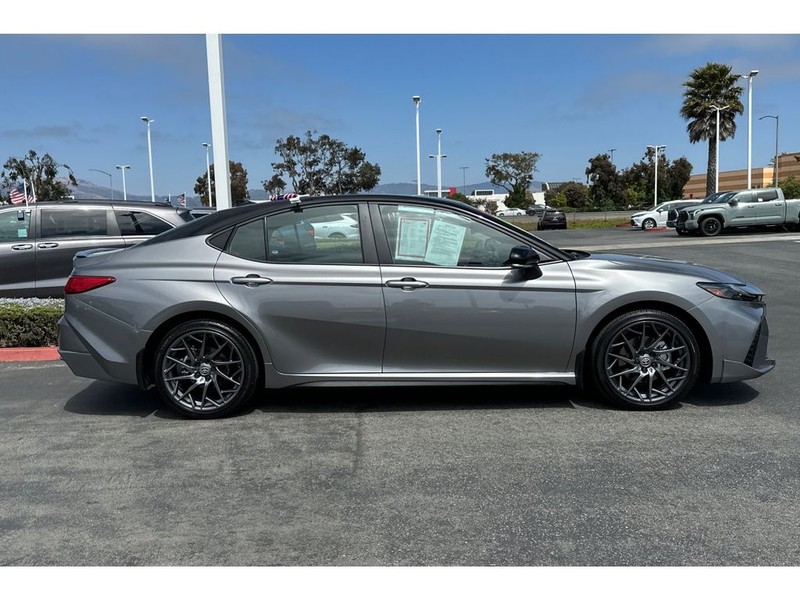 Toyota Camry Hybrid Vehicle Full-screen Gallery Image 03