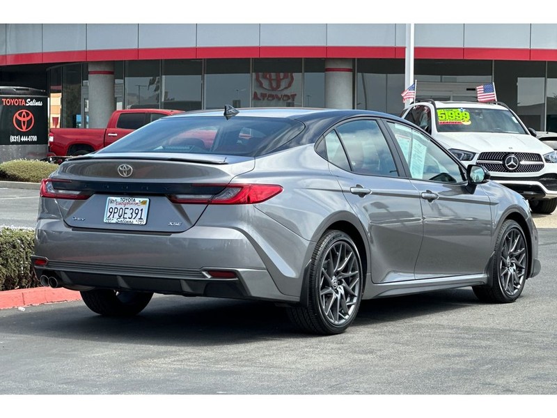 Toyota Camry Hybrid Vehicle Full-screen Gallery Image 04