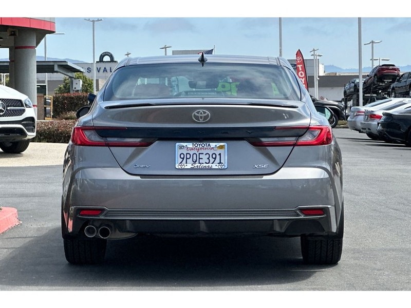 Toyota Camry Hybrid Vehicle Full-screen Gallery Image 05