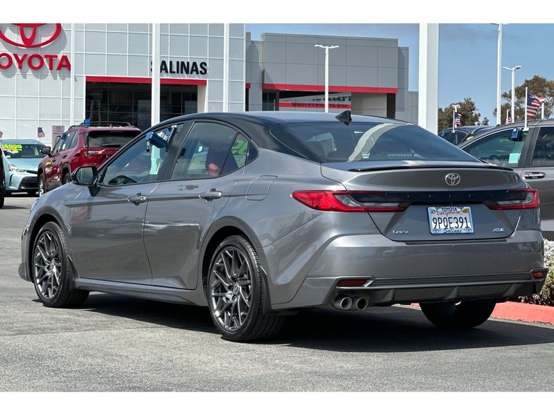 Toyota Camry Hybrid Vehicle Full-screen Gallery Image 06
