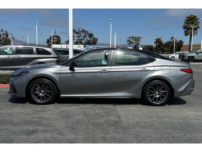 Toyota Camry Hybrid Vehicle Full-screen Gallery Image 07