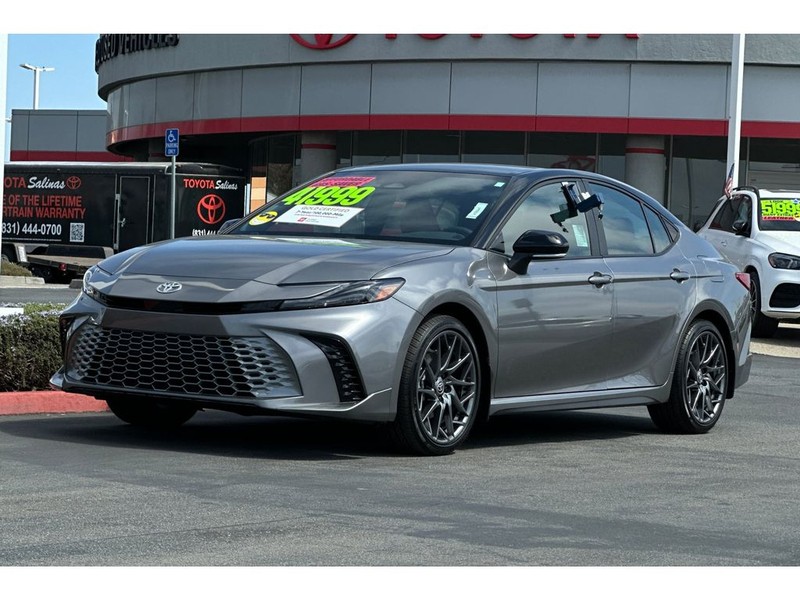 Toyota Camry Hybrid Vehicle Full-screen Gallery Image 08