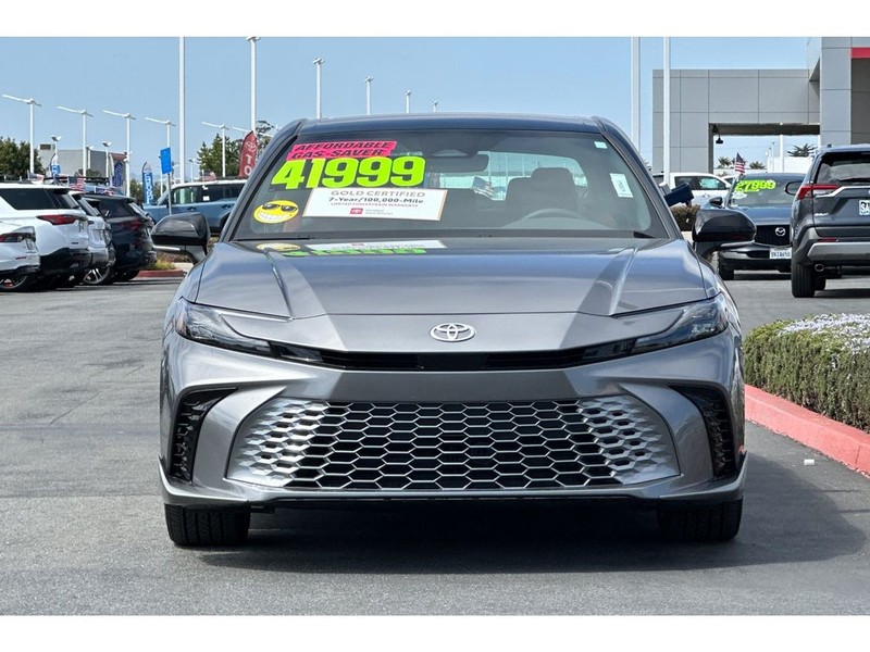 Toyota Camry Hybrid Vehicle Full-screen Gallery Image 09